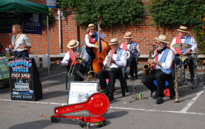 Five people play jazz music.© David Fisher