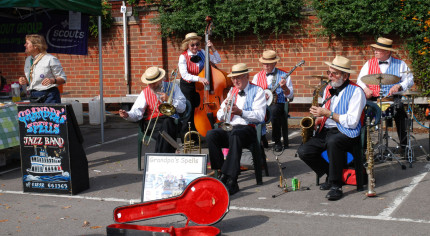 Five people play jazz music.© David Fisher